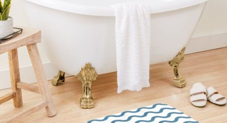 bañera con alfombrilla de baño de diseño