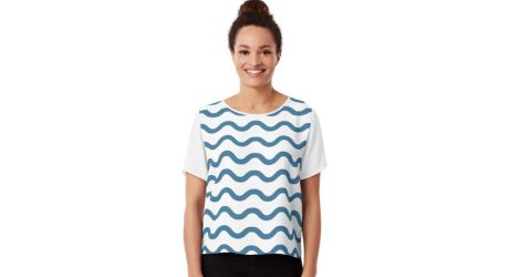 chica con blusa con estampado original